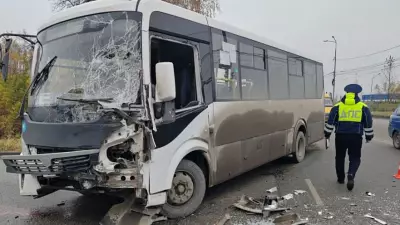 8 человек пострадали при столкновении автобуса с фурой под Берёзовским