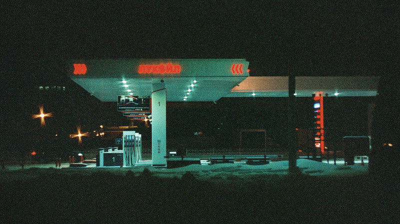 Автоэксперт: заправка в жару – риск воспламенения бензина