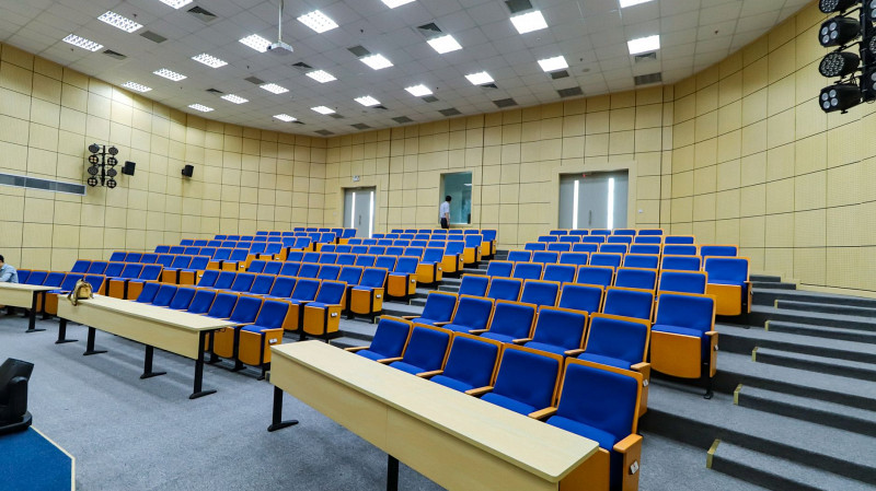 В УрФУ могут сократить платные места для юристов и экономистов