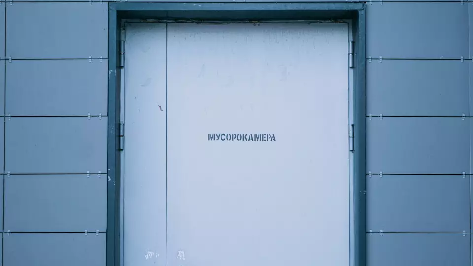 Судебные приставы изъяли у женщины осиновый кол на входе в суд